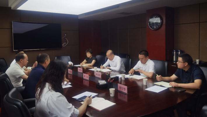 8月4日上午，甘肅藥業(yè)投資集團(tuán)有限公司黨委書(shū)記、董事長(zhǎng)周榮及副總經(jīng)理張世俊等一行4人前往甘肅省科技廳，拜會(huì)省科技廳黨組書(shū)記、廳長(zhǎng)張世榮。雙方圍繞整合中醫(yī)藥優(yōu)勢(shì)資源、強(qiáng)化創(chuàng)新聯(lián)合體建設(shè)、培育高層次創(chuàng)新創(chuàng)