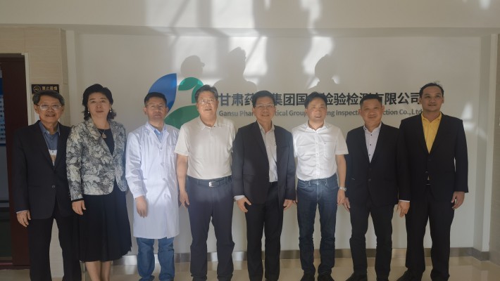 2023年8月21日下午，泰國(guó)衛(wèi)生部傳統(tǒng)和替代醫(yī)學(xué)司司長(zhǎng)王通財(cái)，泰國(guó)駐西安總領(lǐng)事館總領(lǐng)事韓美玲，泰國(guó)衛(wèi)生部傳統(tǒng)和替代醫(yī)學(xué)司副司長(zhǎng)特萬(wàn)，泰國(guó)傳統(tǒng)和替代醫(yī)學(xué)部顧問(wèn)文夢(mèng)賢，瓦納拉特納泰國(guó)傳統(tǒng)和替代醫(yī)學(xué)系替代